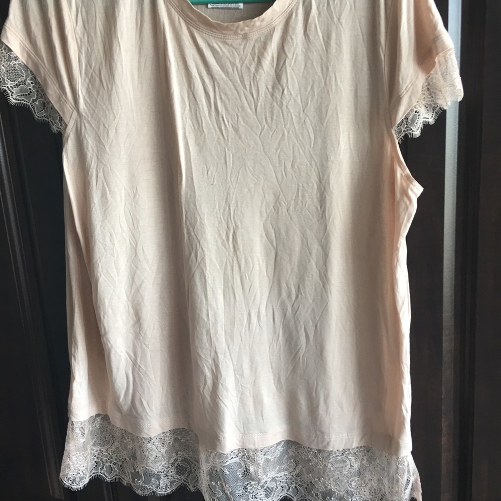 Tshirt with lace sleeves and hem